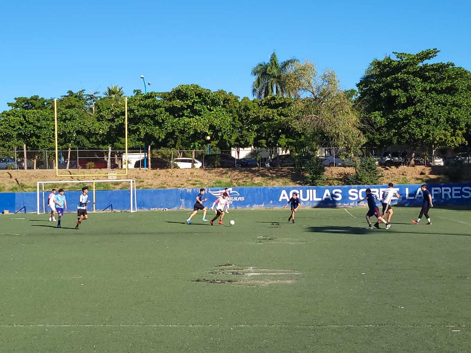 Jóvenes jugando un partido de futbol