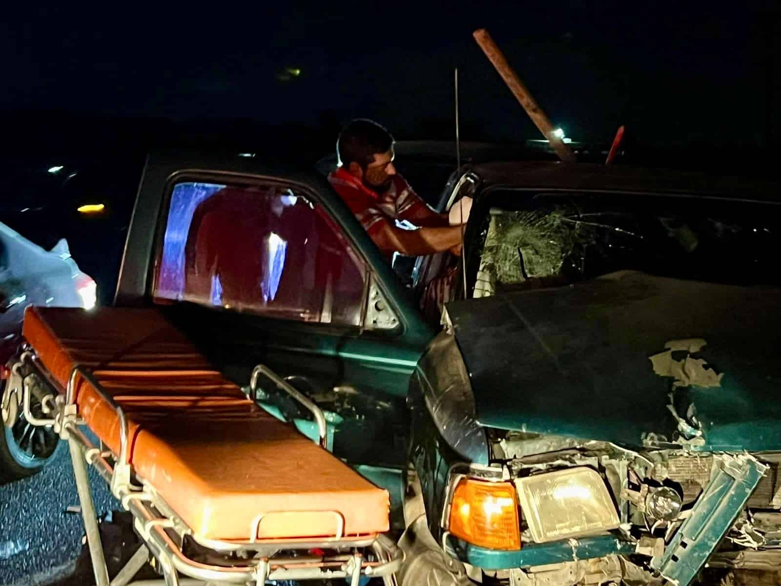 Paramédicos de Cruz Roja Guasave auxiliando durante un accidente vial