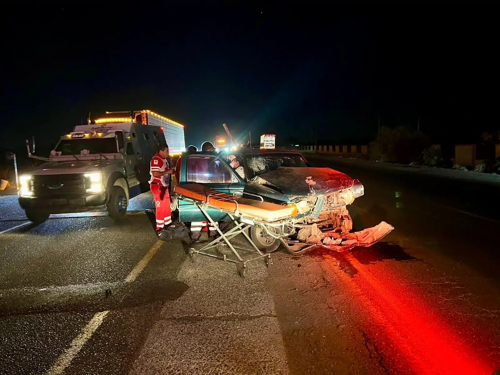 Paramédicos de Cruz Roja Guasave auxiliando durante un accidente vial