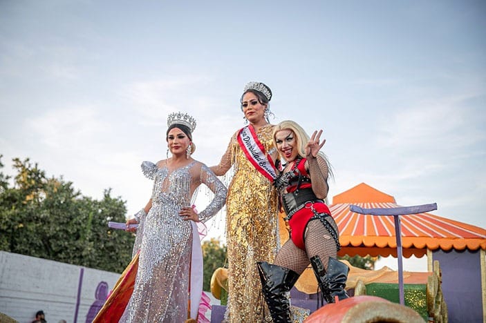 Participantes desfilando en el Carnaval de Guasave