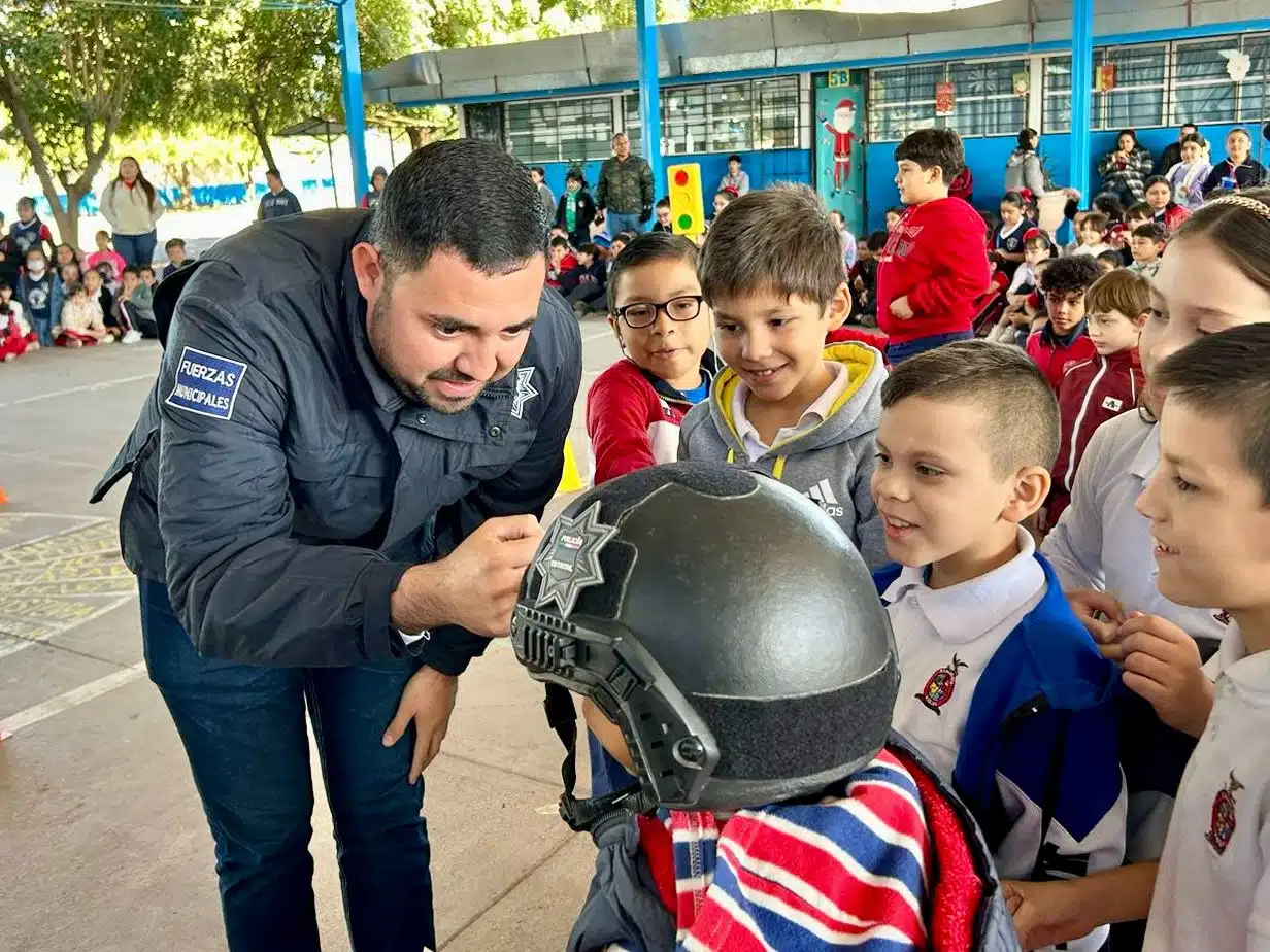 Departamento de Programas Preventivos de la Dirección de Seguridad Pública y Tránsito Municipal de visita en la escuela primaria Ford número 8