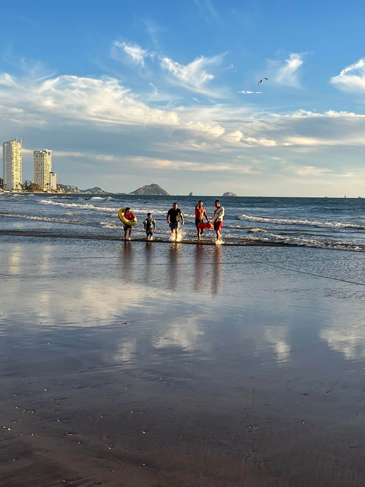 Policía Acuática rescatando a turistas en Mazatlán