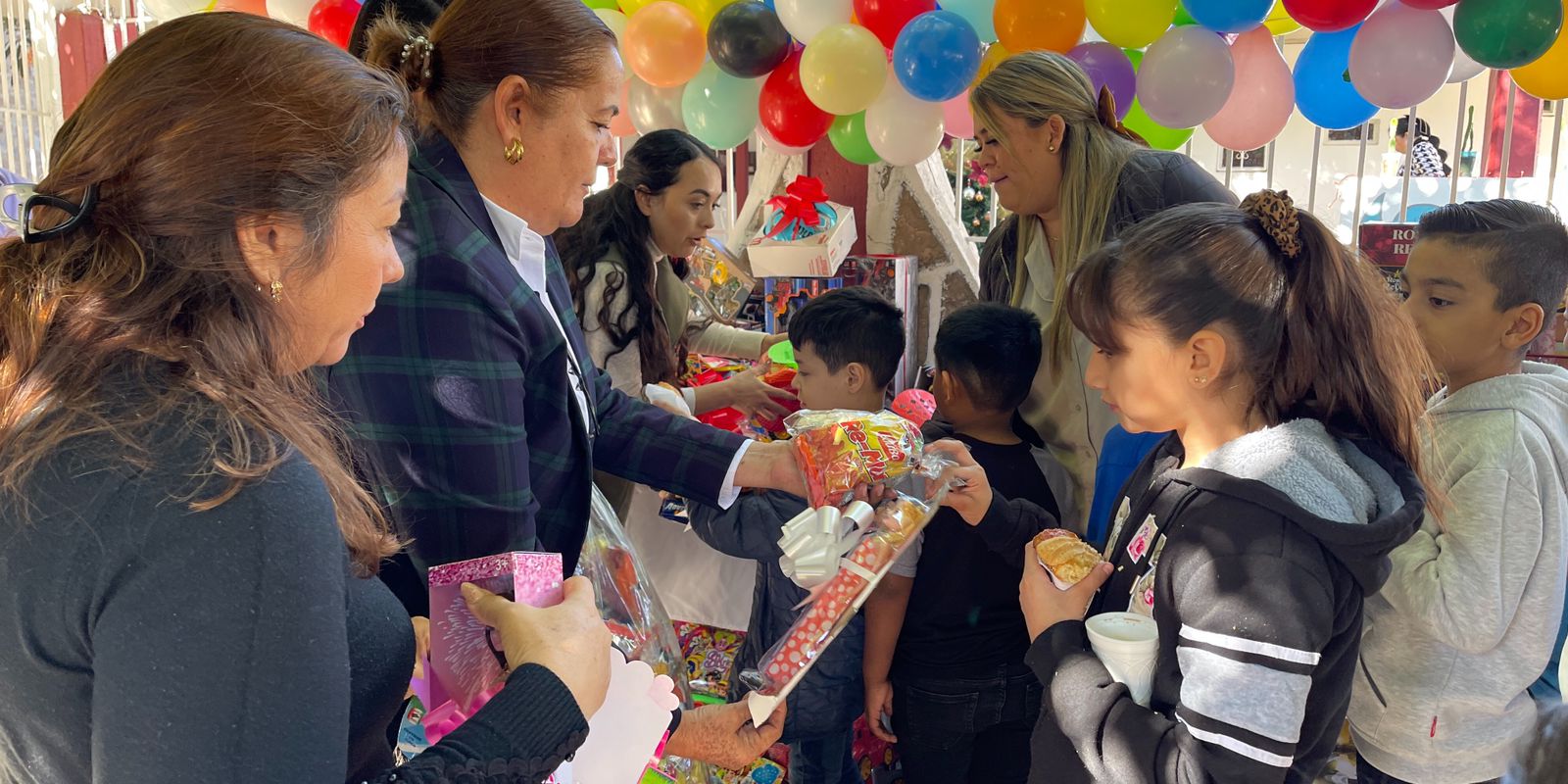 Tradicional partida de rosca y entrega de dulces y juguetes por parte de DIF El Fuerte
