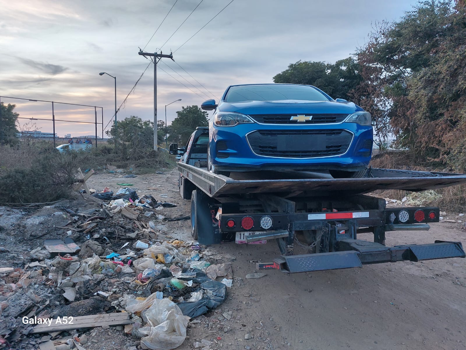 Cavalier azul sin placas de circulación y con los vidrios polarizados y revisando localizado abandonado
