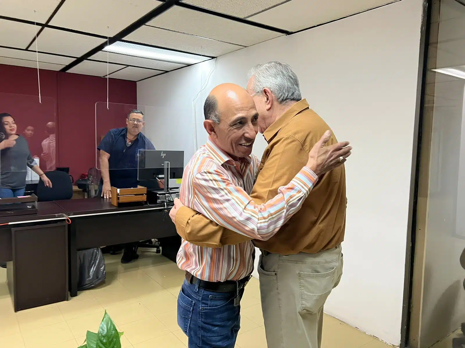 Gobernador Rubén Rocha Moya visitando a los trabajadores del Palacio de Gobierno