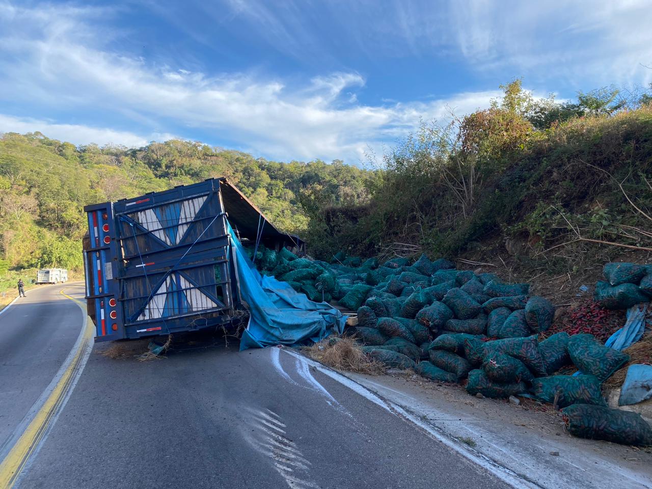 Costales de chile regados tras volcadura de tráiler