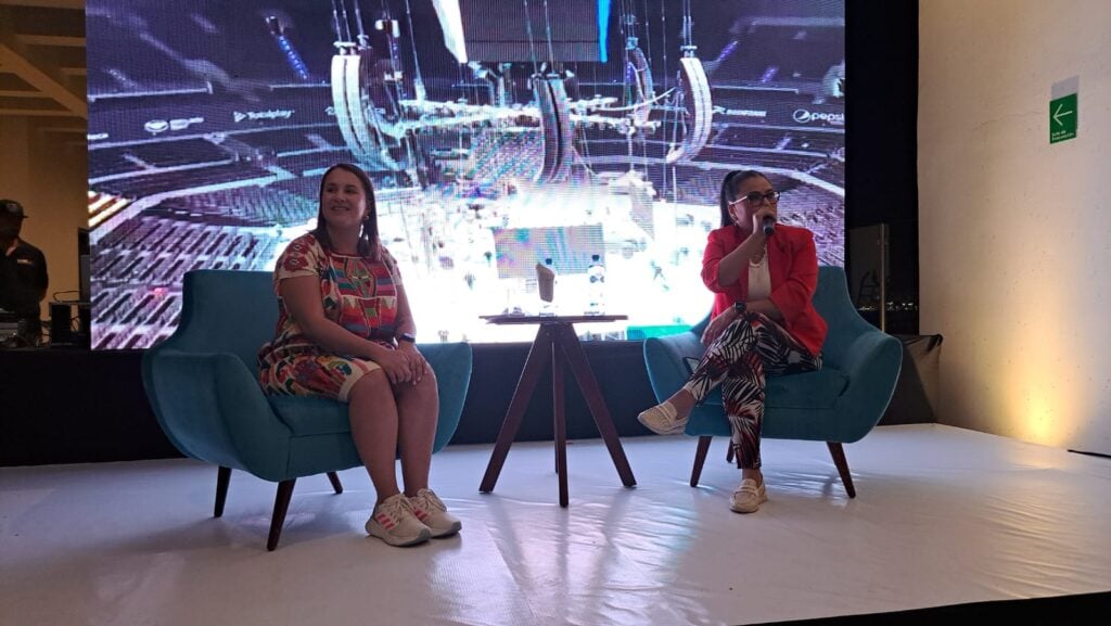 Diana Vega Gálvez, hija de Xóchitl Gálvez, durante su encuentro con jóvenes en Mazatlán por el cierre de precampaña