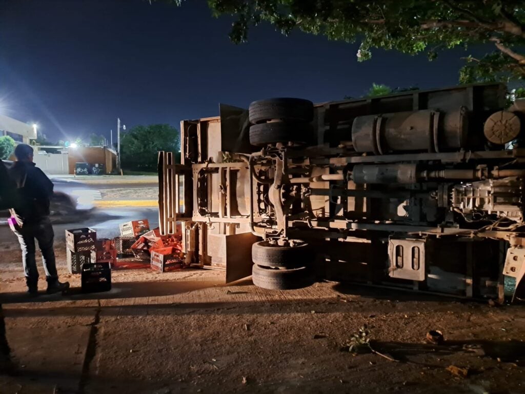 Camión que transportaba té volcado con cajas de producto regadas a su alrededor