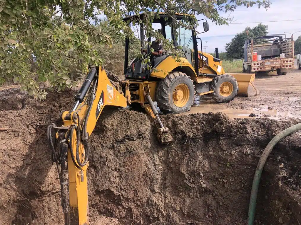 Uso de maquinaria en la reparación de fuga