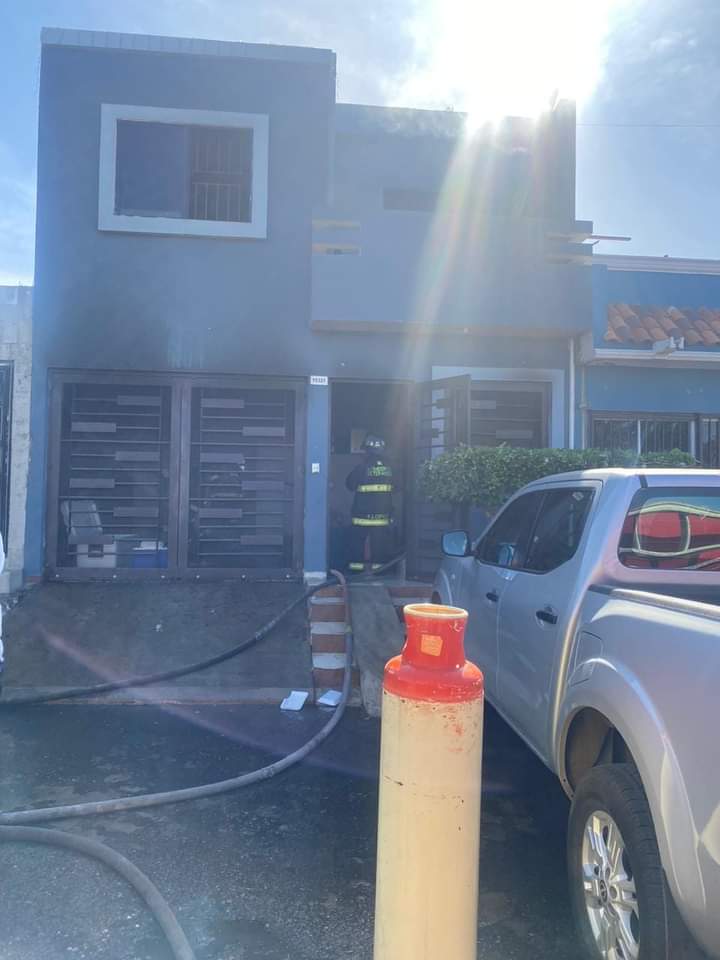 Bomberos atendiendo el reporte de la explosión e incendio