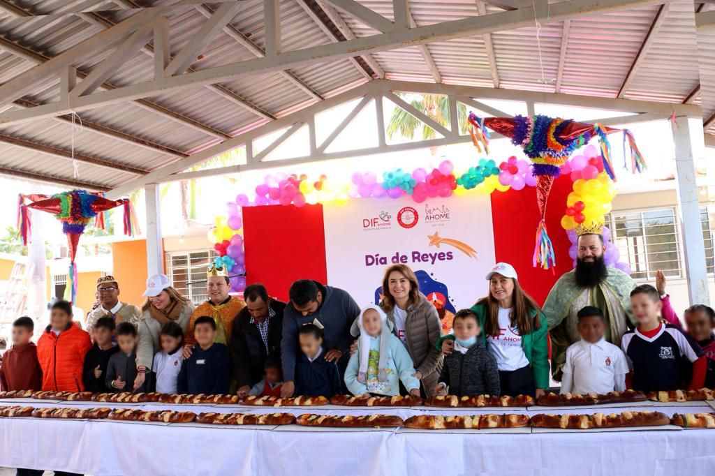 Celebración del Día de Reyes en la escuela primaria Jaime Nunó del ejido Rosendo G. Castro