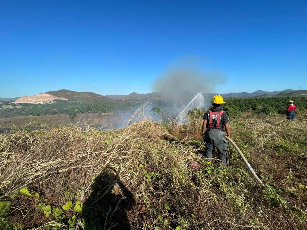 Bomberos Voluntarios de Escuinapa atendiendo uno de los incendios de maleza seca