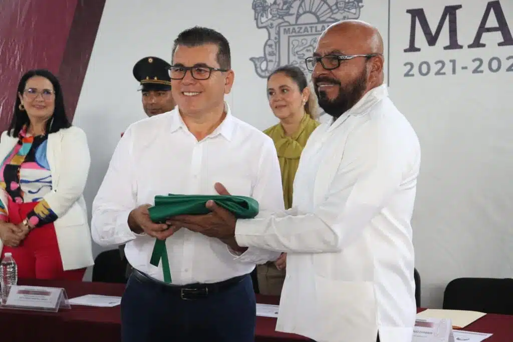 Alcalde Édgar González durante el Lunes Cívico en la Técnica Pesquera número 7