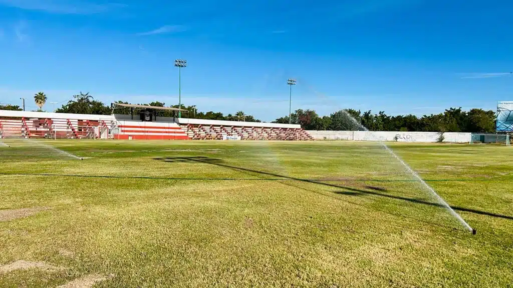 Limpieza en el estadio de futbol Dr. Juan Navarro Esocoto