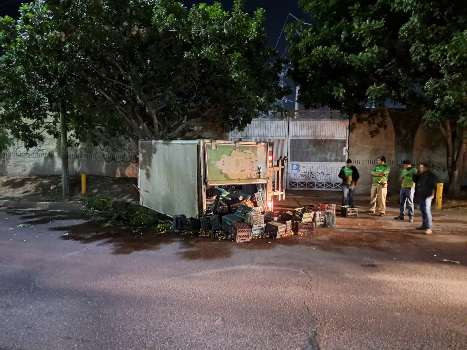 Camión que transportaba té volcado con cajas de producto regadas a su alrededor