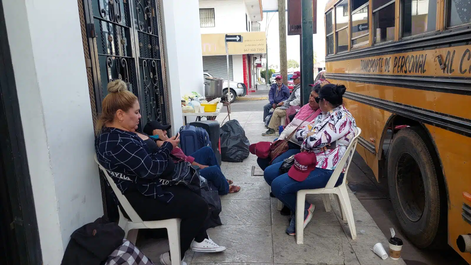 Plantón de manifestantes en las instalaciones de Morena Sinaloa