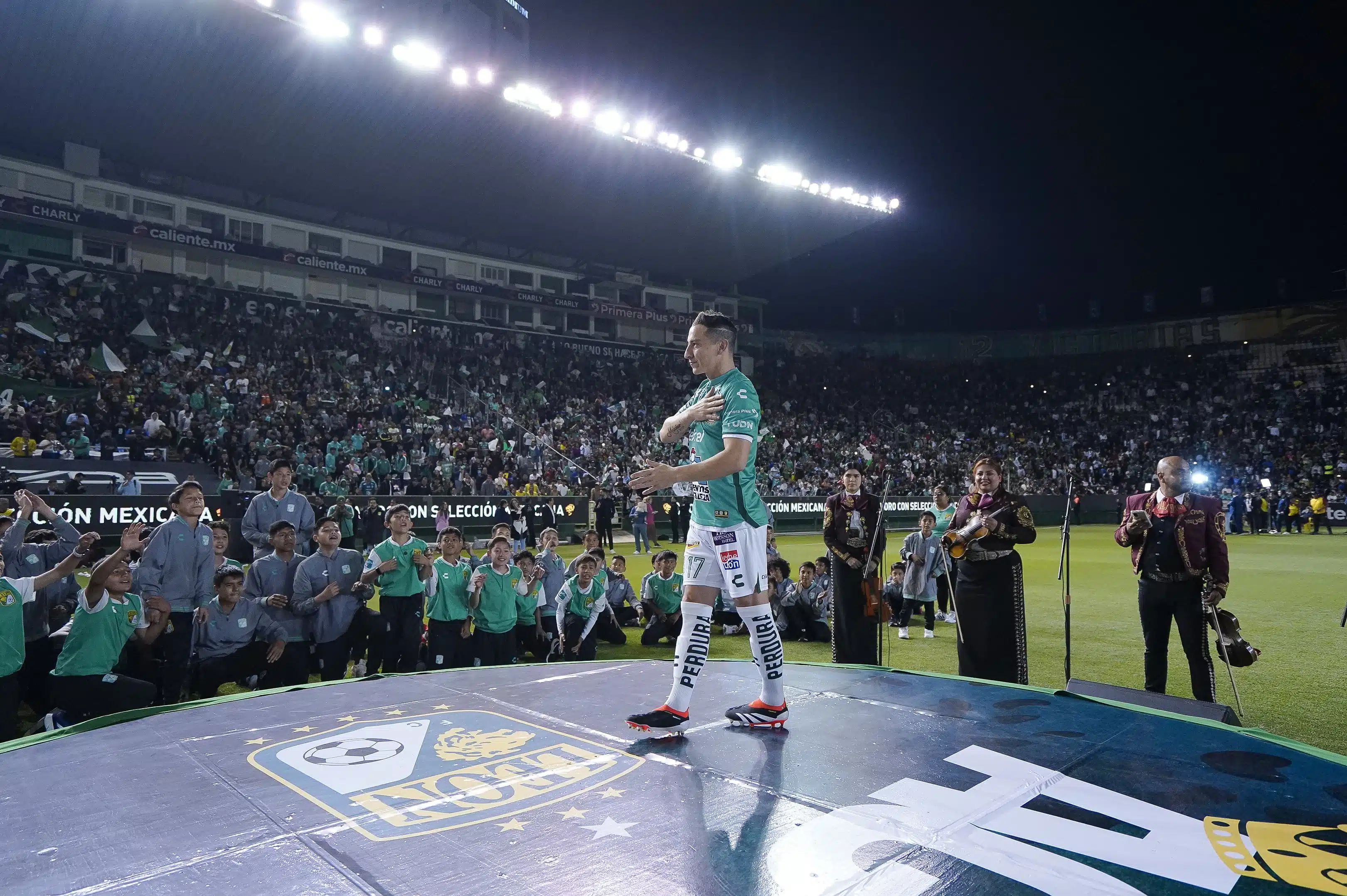 Andrés Guardado siendo presentado por el Club León en el Nou Camp