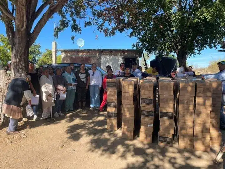 Familias de comunidades vulnerables recibiendo cajas con apoyo alimentario