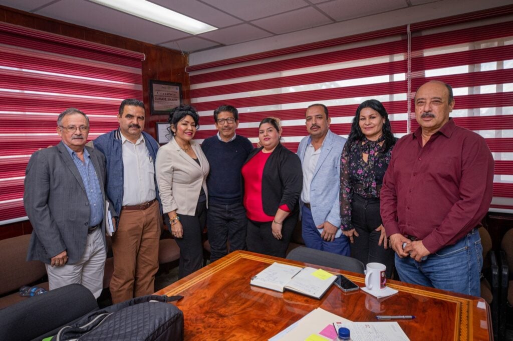 Funcionarios en reunión de trabajo en la sala de cabildo