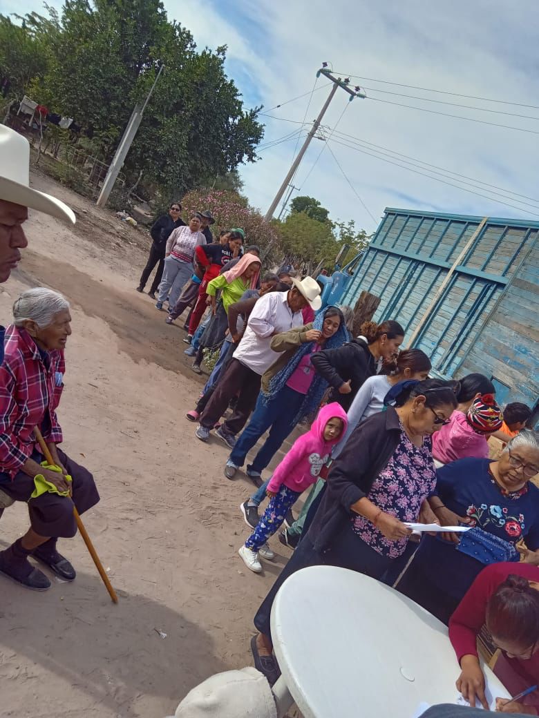 Familias de comunidades vulnerables recibiendo cajas con apoyo alimentario
