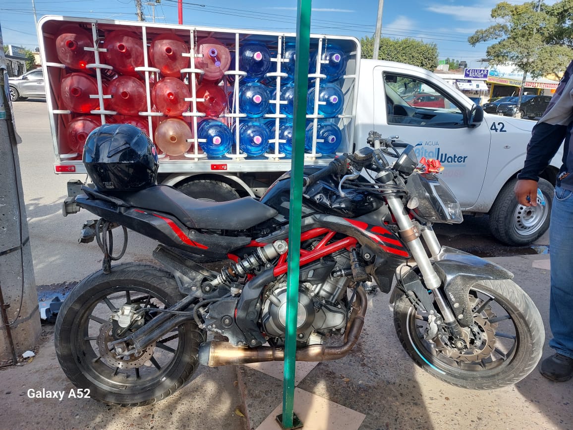 Camioneta de reparto de agua y motocicleta accidentadas en Mazatlán.
