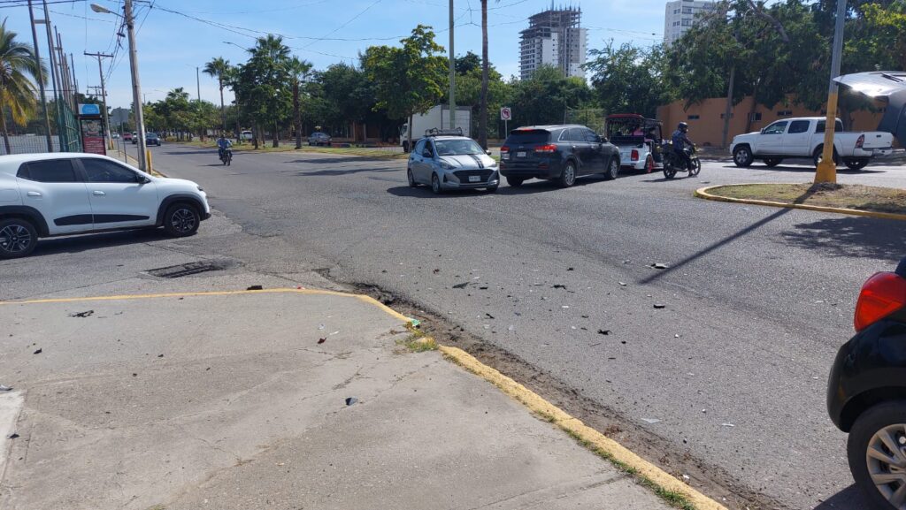  Choque entre un auto y camioneta en Mazatlán