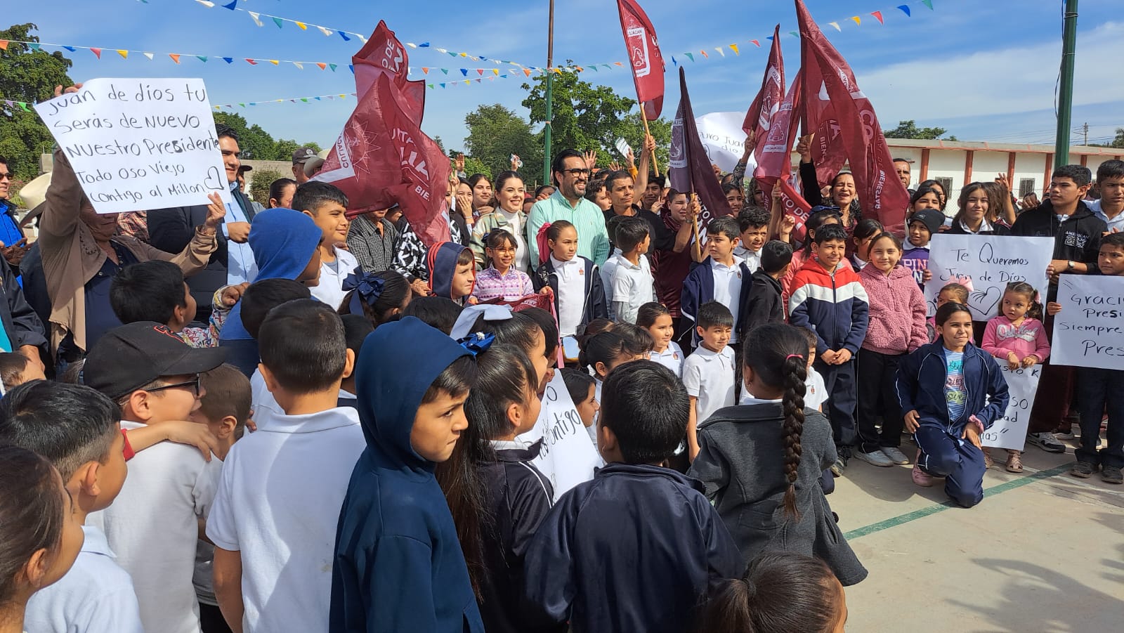 Alcalde de Culiacán entrega viviendas y da banderazo de calles junto a familias de la comunidad de Quila.
