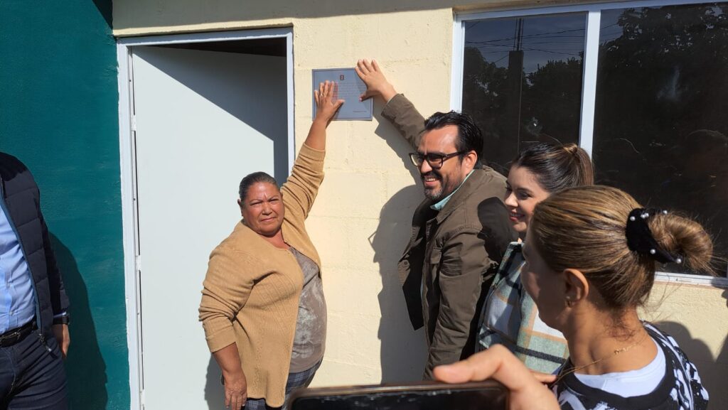 Alcalde de Culiacán entrega viviendas y da banderazo de calles junto a familias de la comunidad de Quila.