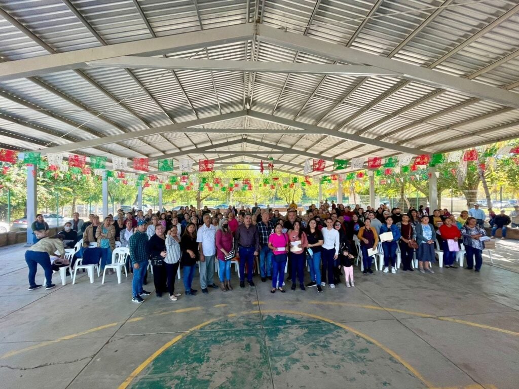 Alcalde de Sinaloa de Leyva hace entrega de apoyos del Programa "Proyectos Agropecuarios para Mujeres 2023".