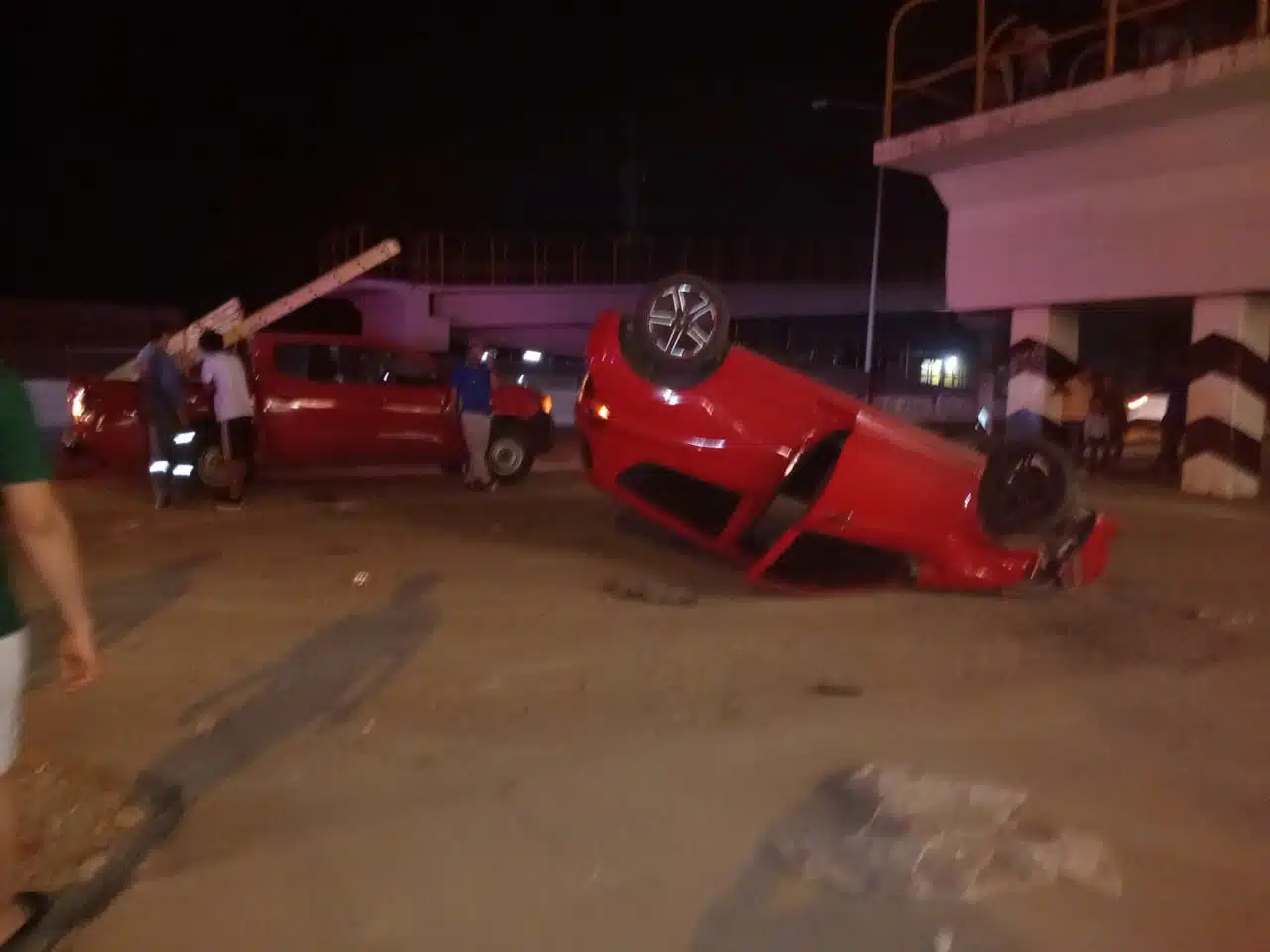 El automóvil terminó volcado tras el accidente.