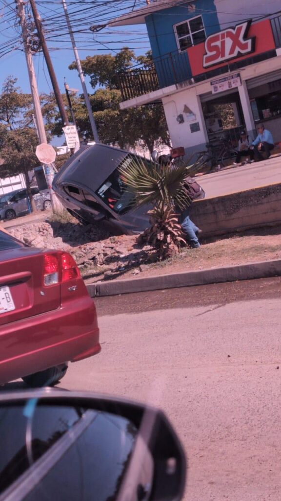Automóvil Nissan Sentra accidentado en Mazatlán.