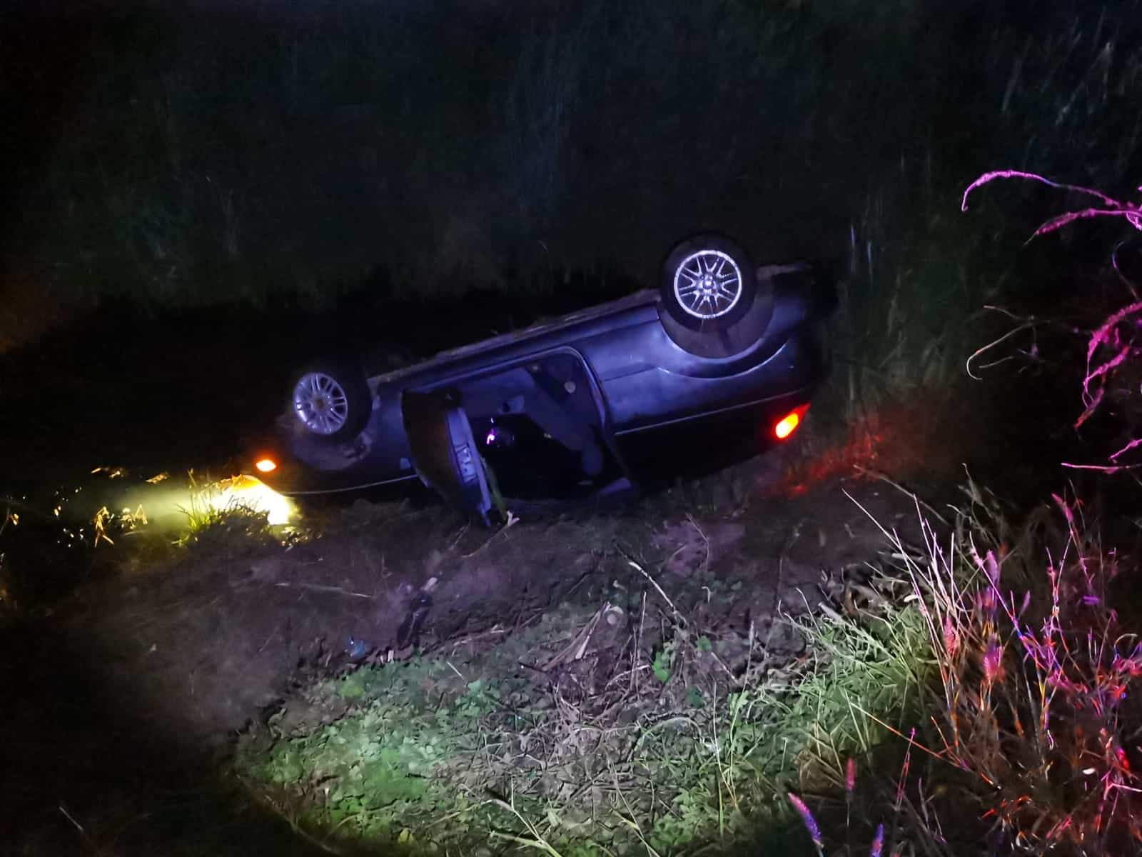 Carro con los neumáticos hacía arriba tras un accidente tipo volcadura en Ahome