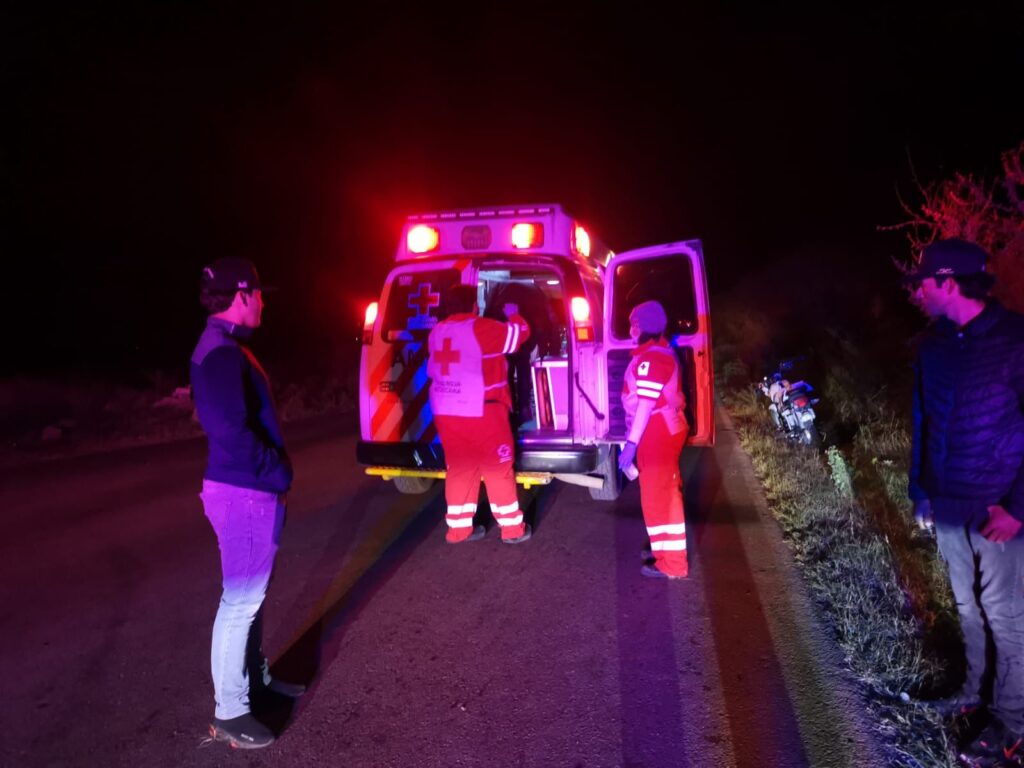 Paramédicos atendiendo en una ambulancia a heridos sobre una carretera 