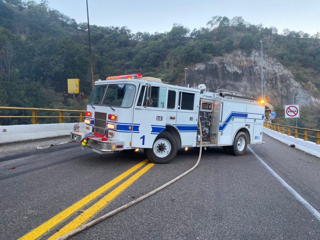 Camión de bomberos en el lugar donde fue un accidente tipo volcadura en la autopista Durango-Mazatlán