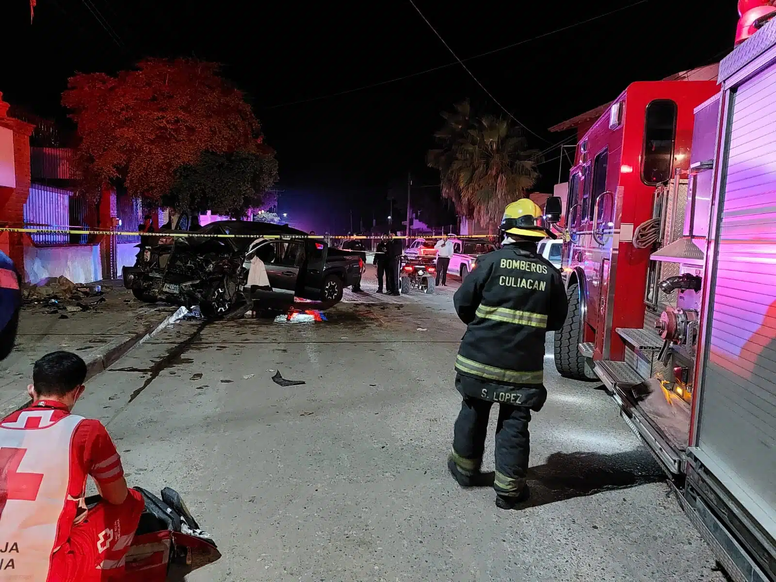 Bomberos en el lugar donde una camioneta queda destrozada del frente en Aguaruto, Culiacán