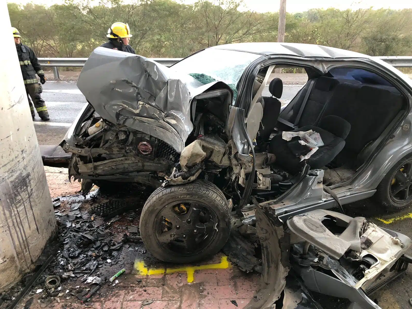 Carro destrozado del frente tras chocar contra un muro en Culiacán