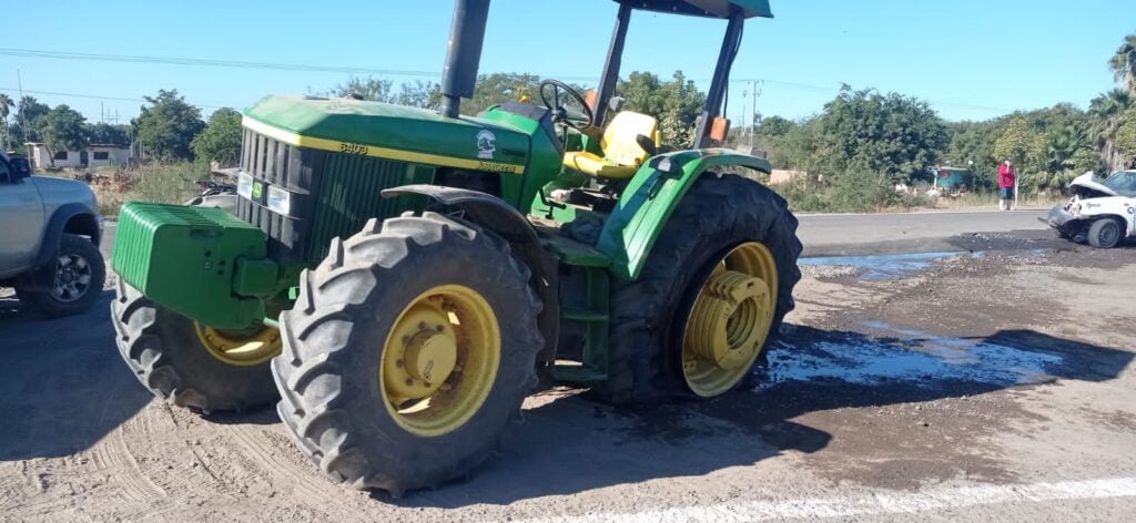 Tractor, con una llanta poncha, que chocó contra una camioneta de la Jumapag en El Burrión, Guasave