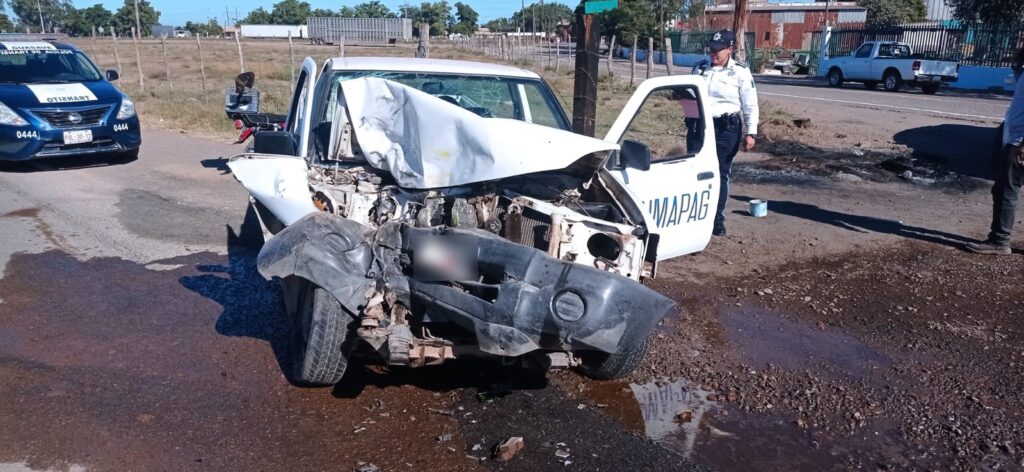 Camioneta de la Jumapag chocada del frente tras un accidente contra un tractor en El Burrión, Guasave