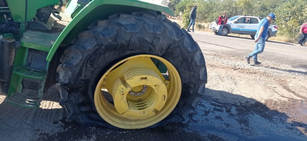 Llanta ponchada del tractor que chocó contra una camioneta de la Jumapag en El Burrión, Guasave