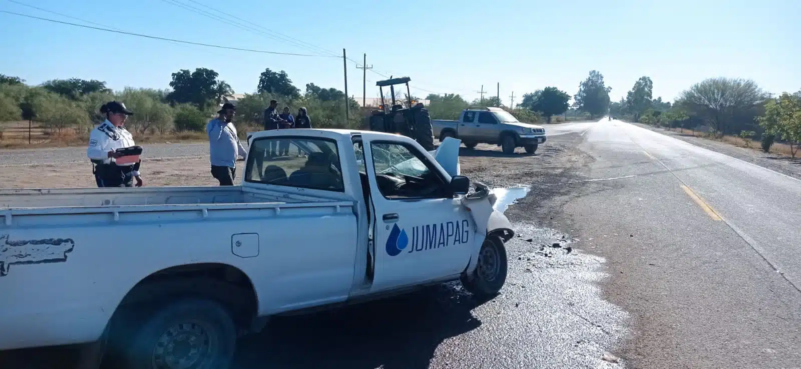 Camioneta de la Jumapag chocada del frente tras un accidente contra un tractor en El Burrión, Guasave