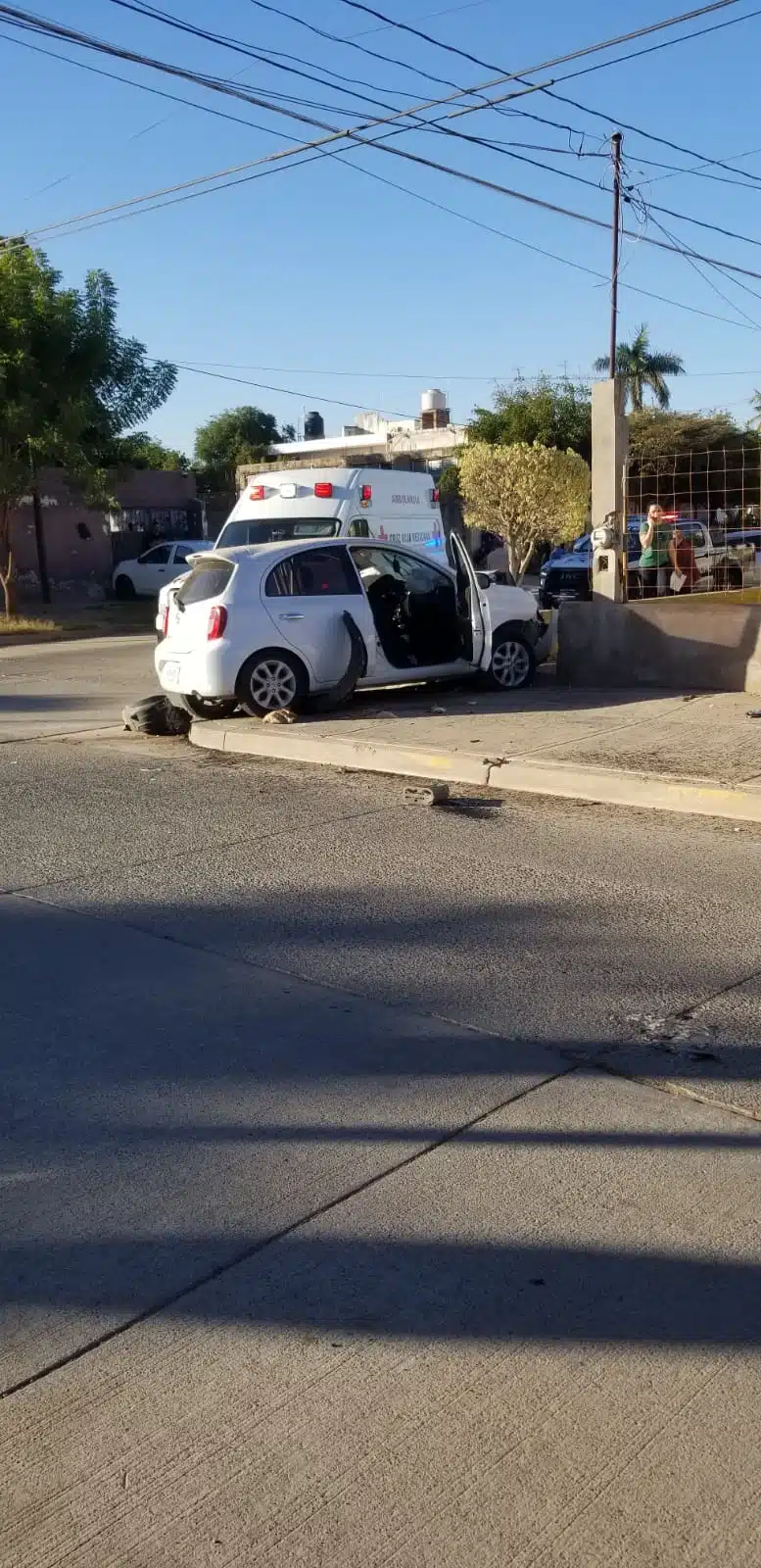 Carro chocado de la parte del frente contra una maceta en Guasave