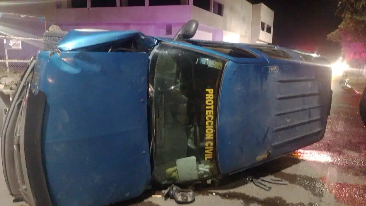 Camioneta volteada sobre un costado en Guasave