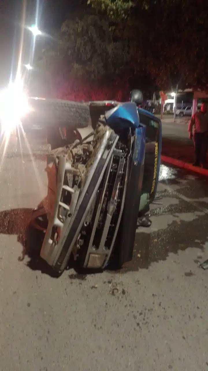 Camioneta volteada sobre un costado en Guasave