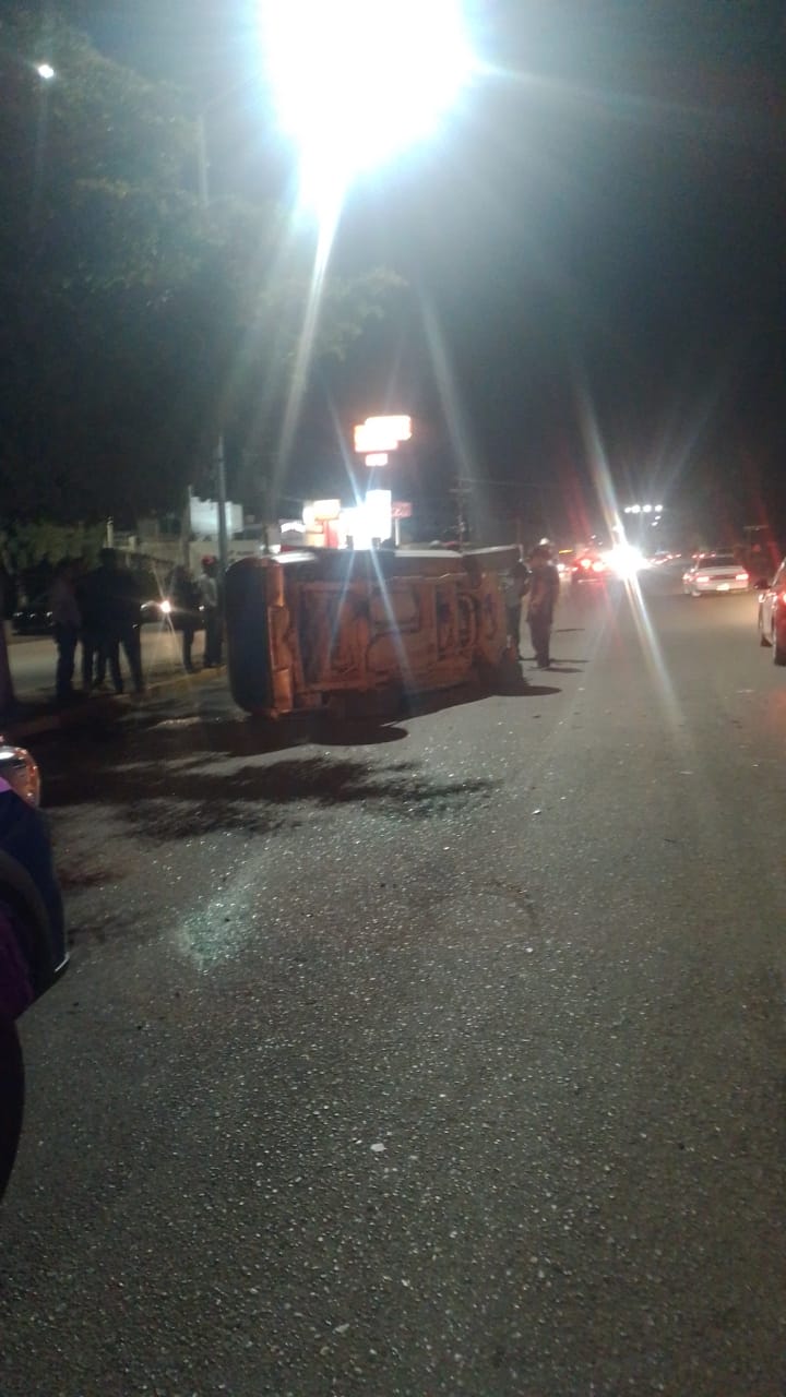 Camioneta volteada sobre un costado en Guasave