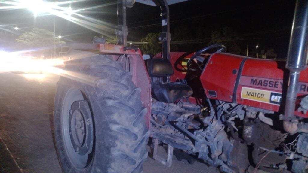 Tractor chocado tras un accidente en Guasave