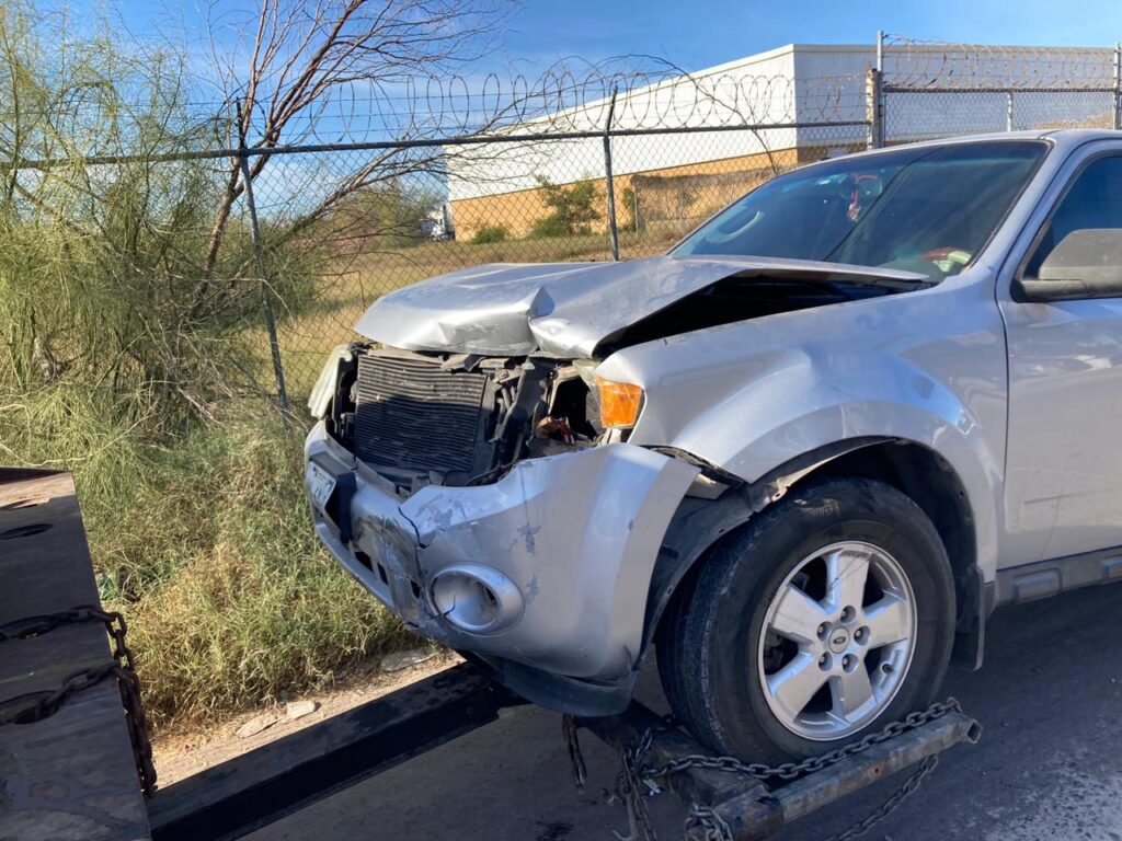 Camioneta chocada del frente tras un accidente en Los Mochis