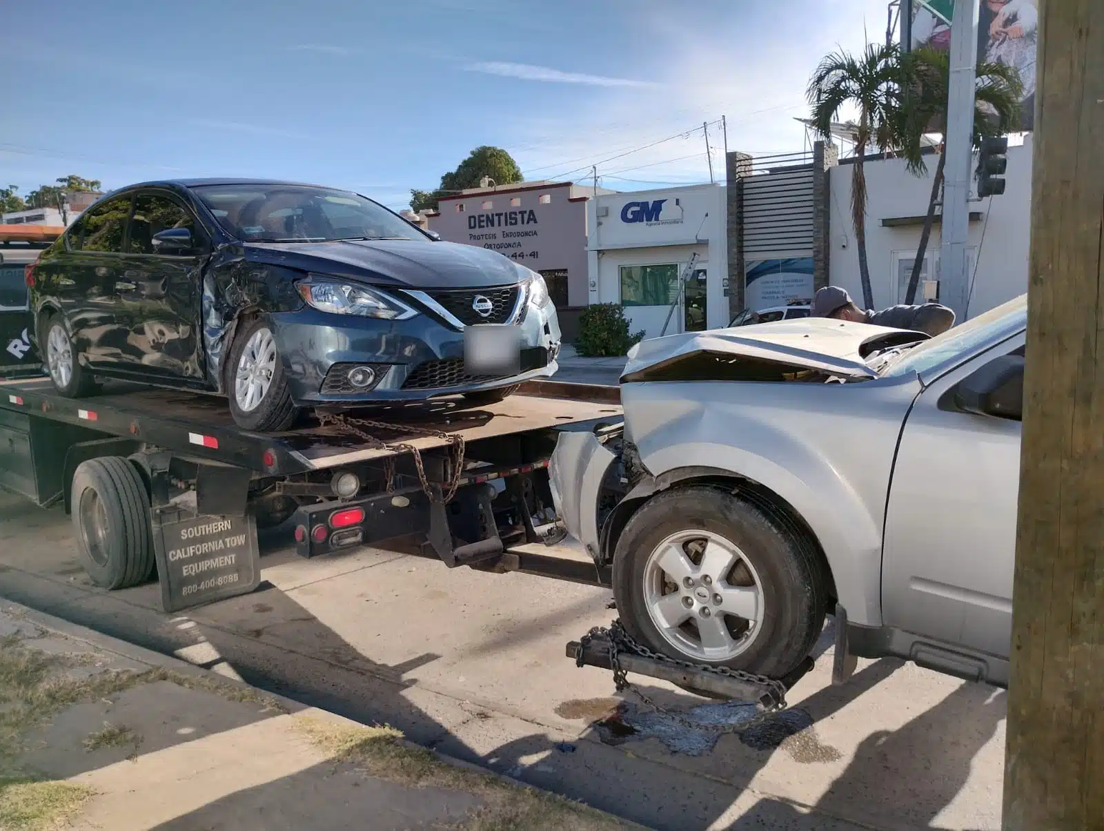 Un carro chocado del lado del copiloto y una camioneta chocada del frente tras un accidente en Los Mochis