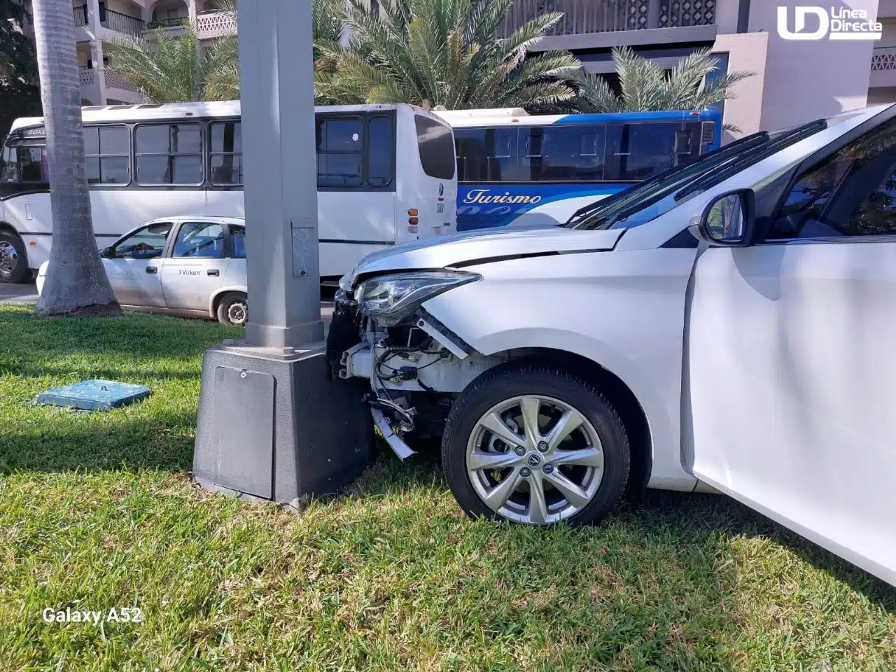 Carro chocado de la parte de frente contra un poste en Mazatlán