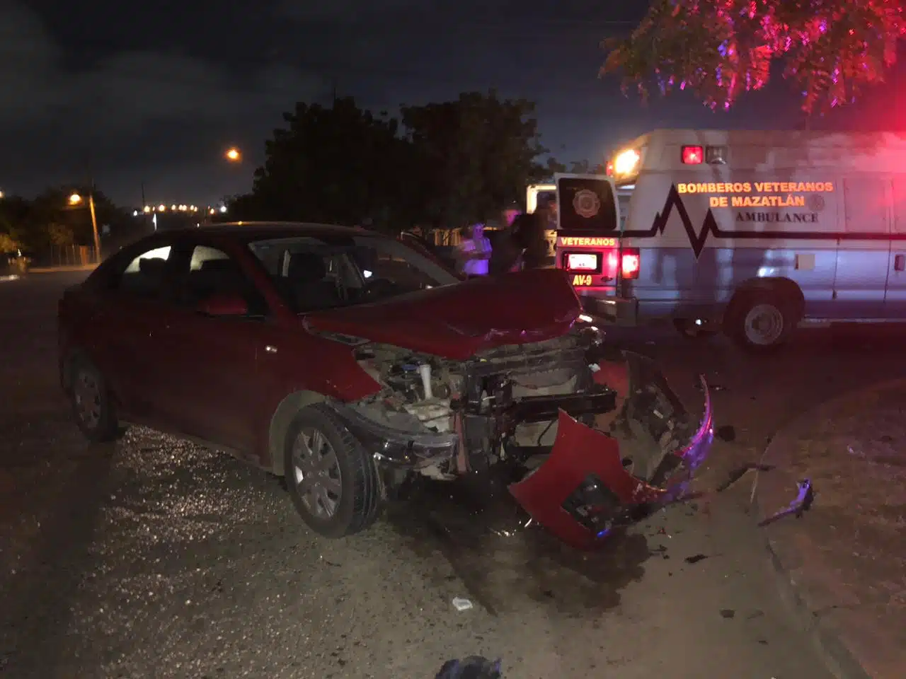 Carro chocado del frente tras un accidente en Mazatlán