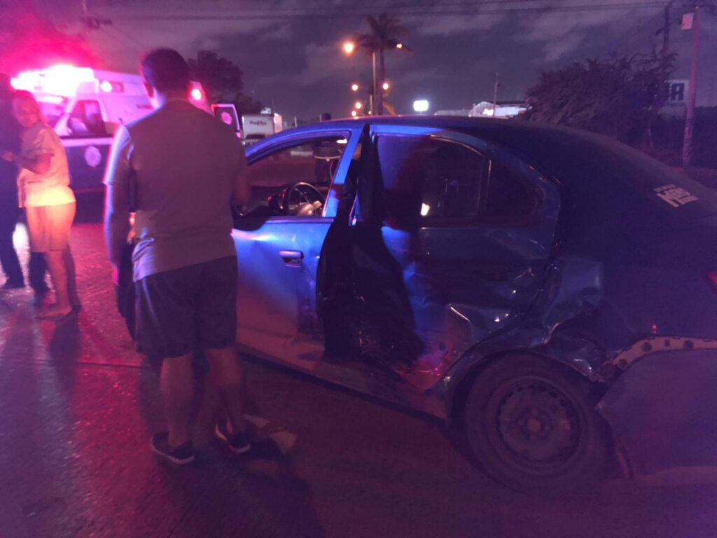 Carro chocado del lado del piloto tras un accidente en Mazatlán